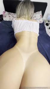 Bruna Iork recebendo uma gostosa surpresinha no bundão apertado