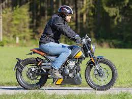 Descripción el diseño de la hps cbs 125 es la fusión perfecta del alma clásica de f.b. F B Mondial Hps 125i Modell 2019 Fahrbericht Aus Kradblatt 5 19