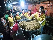 Tumis bawang merah dan bawang putih sampai harum dan layu. Nasi Goreng Wikiwand