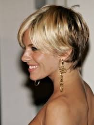Coupe cheveux courts homme : Longueurs Sur Le Dessus Et Les Cotes Degrade Court Derriere Short Nape Sides And Top Longer Coiffures Cheveux Courts Cheveux Courts Et Coiffure