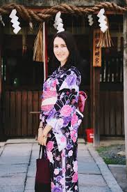 Reiko saito checks everything is in order with the writer's kimono. Renting A Kimono In Kyoto Japan Everything You Need To Know