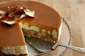 Minunata placinta cu branza pe care o cunoastem cu totii, dar care poate fi preparata in multe si multe feluri, de la o gospodina la alta! PrÄƒjiturÄƒ FÄƒrÄƒ Coacere Cu Mere È™i CremÄƒ De BranzÄƒ Laura LaurenÈ›iu Recipe Easy Vanilla Cake Recipe Easy Cake Recipes Sweet Desserts