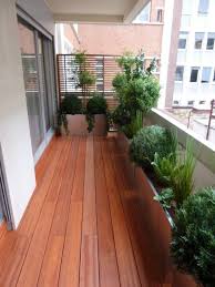 Balkonlarda Laminat Parke Kullanimi Yazlik Ev Dekorasyonu Balkon Cicekleri Arka Bahceler