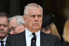 Prince Andrew : Famille Royale, Carrière Militaire, polémiques... Ce qu'il  faut connaître