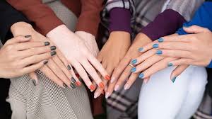 Coloca un trozo de cinta adhesiva sobre los extremos un cortauñas o tijeras de uñas, una lima, esmalte y ya tenemos unas uñas marineras perfectas. Unas Estilo Navy Marineras Somos Bellas