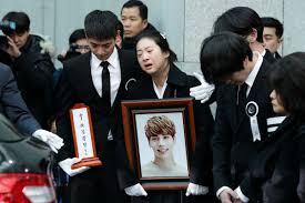 Shinee's jonghyun's funeral and the goodbye (memories members) must watch. Kim Jonghyun S Funeral Relatives And Shinee Bandmates Carry Coffin While Fans Bid A Teary Farewell Photos Ibtimes India