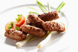 I cevapcici, nonostante il nome croato, sono polpettine di carne tritata giunte dalla turchia, attraverso i balcani, fino alle coste triestine, dove oggi sono diffusissime, soprattutto per le grigliate estive. Cevapcici The Food S Art