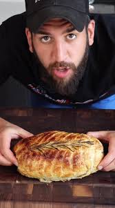 Beef Wellington 🥩 🤌🏼 #beefwellington #beef #wellington #steak  #puffpastry #dinner #easyrecipe #recipes #recipesoftiktok #recipeideas  #cheflife #fypage
