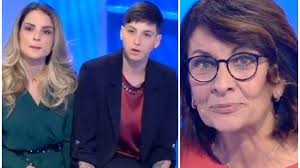 Rosa non accetta l'omosessualità della figlia Marcella: “È sprecata, l'uomo  deve stare con la donna”