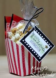 Kinokarten In Popcorn Verpackung Mit Der Pommes Stanzschablone Von Stampin Up Popcorn Verpackung Kinogutschein Basteln Geschenke