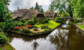 Nell'attesa, abbi cura di te e di chi ti sta vicino. Olanda A Giethoorn Per La Sfilata Delle Gondole