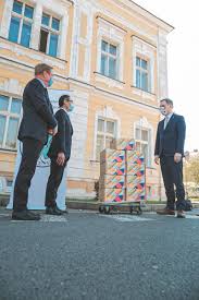 Petr arenberger, has announced his resignation as health minister after his financial affairs came under scrutiny. W On Twitter Taiwan Lung Ventilators Will Save Lives In Prague Today We Handed Over 3 Pieces Of Pneupac Vr1 Fans To The Royal Vinohrady University Hospital Petr Arenberger The Czech