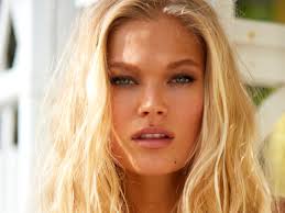 The Beach Hair of Your Dreams Is Just One Pump of Thickening Spray Away