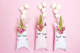 Weihnachten blau weihnachtliche geschenkverpackung geschenkverpackung diy. Einhorn Schachtel Aus Klopapierrollen Falten Diy Geschenkverpackung