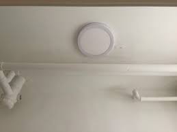 Cahaya di bilik mandi tidak boleh terlalu cerah untuk tidak mengganggu mata sensitif, sebab itulah pilihan terbaik adalah menggunakan lampu siling. Lampu Bilik Air Desainrumahid Com