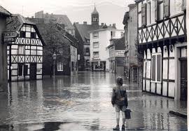 Hochwasser n ( genitive hochwassers, plural hochwasser ) a very high water level in any body of water; Mahnqgnjgiseim