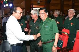 Lực lượng thanh niên xung phong chống mỹ, cứu nước đã có mặt trên khắp các tuyến đường ra trận, hăng hái chiến đấu, lao động, sẵn sàng hy dân công hỏa tuyến, thanh niên xung phong san lấp hố bom do địch bắn phá tại đường trường sơn. Thá»§ TÆ°á»›ng Thanh Nien Xung Phong Thá»ƒ Hiá»‡n Y Chi Dá»i Non Láº¥p Biá»ƒn