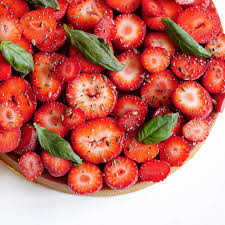 Bonnefetemaman Embrasse La Pour Nous Notre Fameuse Tarte Fraise Et Basilic Bon Dimanche Les Amis In 2020 Food Fruit Strawberry
