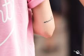 15 Female Idols With Absolutely Gorgeous Tattoos Koreaboo In 2020 Tattoos Serenity Tattoo Gorgeous Tattoos