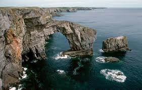 Grundsätzlich teilen sich die sehenswürdigkeiten von wales in landschaftliche attraktionen oder sehenswürdigkeiten oder in historische bauwerke auf. Datei Wales Pembroke Green Bridge Jpg Wikipedia
