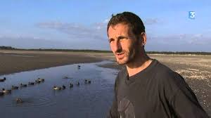 Journée au marais et nuit à la hutte en baie de somme (2 à 4 pers, soit 82,50€/pers sur la base de 4 chasseurs) 330,00 € le séjour comprend : Une Nuit Au Cercueil Chasse Au Hutteau En Baie De Somme Youtube