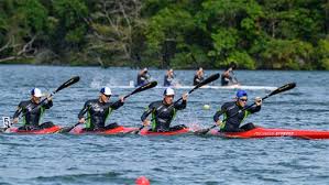 輕艇（canoeing）是在加拿大式艇（canoe） 划槳 （ 英語 ： paddling ） 前進的水上體育運動。輕艇活動較窄的定義是以輕艇為主要活動的運動。輕艇活動較寛的定義包括和其他活動結合的活動（例如輕艇露營），或是其他活動中，只以輕艇來作為移動方式的活動。 å…¨é‹è¼•è‰‡ç«¶é€ŸåŒ—å¸‚6é‡'ç¨±å†  é‹å‹• ä¸‰ç«‹æ–°èžç¶²setn Com
