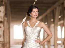 Es ist gut für jeden menschen, um herauszufinden. Frisur Zum Neckholderkleid 25 Ideen Fur Ihre Hochzeit