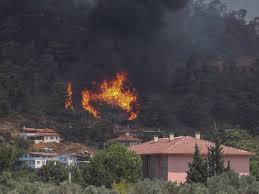 De benodigde regenbuien die tijdens de bosbranden zijn uitgebleven, zijn vandaag in 1 keer met t.w.k. gearriveerd. Branden In Turkije Van Prachtige Natuur Tot Gedoofde Open Haard Nos