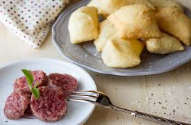 Scopri sul sito 3 ricette diverse per servire questa pietanza. Rosmarinonews It Cucina Regionale Gli Gnocchi Fritti Emiliani