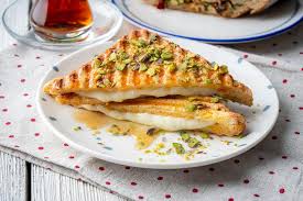 Üç Peynirli Tost resmi