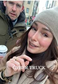 Ein Tesla Syber Truck in Freier Wildbahn Mülltonne