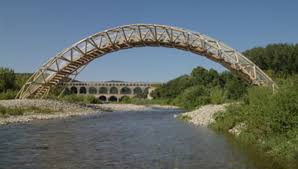 It is the highest of all roman aqueduct bridges and is the best preserved after the. Der Kleine Bruder Der Pont Du Gard Ist Eine Bruecke Aus Kartonhuelsen Von Shigeru Ban Floornature