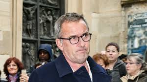 Christophe dechavanne, born january 23, 1958 in paris is a french television and radio host and program producer. Christophe Dechavanne Au Plus Mal Son Message Enigmatique Laisse Planer Le Doute Femme Actuelle Le Mag