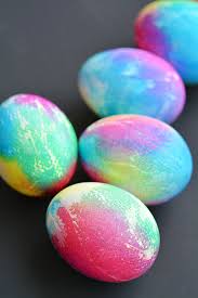 Dyeing eggs is an engaging tradition, whether you're decorating for spring or preparing for a visit from the easter bunny, but the smell of vinegar is a less pleasant part of the process. Tie Dye Easter Eggs Simple Tie Dyed Easter Eggs Using Paper Towel