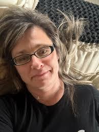 Kelly Reetz's Instagram, Twitter & Facebook