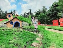 Diana dan roma bermain di kebun binatang dengan hewan dan memberi mereka makan. Akbar Zoo Banyuwangi