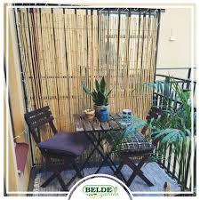 Bambu Cubuklari Ile Bir Duvari Sik Sik Kapladiktan Sonra Bir Masa Ve Iki Sandalye Ile Ortam Degisikligi Yapabilirsiniz Bambu Cubuk Sandalye