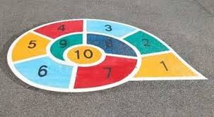 El juego es toda aquella actividad de recreación que es llevada a cabo por los seres humanos con la finalidad de divertirse y disfrutar, además de esto un aspecto esencial en el desarrollo del individuo son las capacidades sensoriomotrices, que son las que condicionan el origen y evolucionan el juego. Mi Sala Amarilla La Rayuela Su Origen Y Uso En La Escuela Diseno De Patio De Recreo Rayuela Juegos Y Juguetes