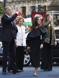 El Rey Felipe, la Princesa Leonor, la Reina Sofía, la Reina Letizia y la  Infanta Sofía llegan a los Premios Princesa de Asturias - La Princesa  Leonor y la Infanta Sofía: las
