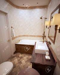 Wunderschönes und elegantes zubehör für das nostalgische bad im landhausstil. Klassische Badezimmer In Beigetonen Mit Holzmobeln Braun 3d Ubertragen Lizenzfreie Fotos Bilder Und Stock Fotografie Image 47427731