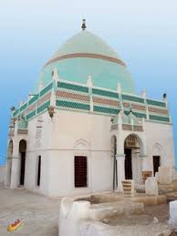 Beberapa salaf kita juga sering berkunjung ke desa ini, mereka membangun masjid dan rumah di sana. Al Allamah Al Habib Ali Bin Muhammad Bin Husain Al Habsyi Sang Pengarang Maulid Simthud Durar Thobiby Qolby