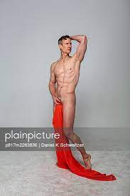 plainpicture - plainpicture p817m2283836 - Naked man with red towel, p... -  plainpicture/Daniel K Schweitzer