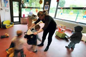 Je veille à éviter les contacts entre les enfants que je garde et les personnes fragiles (info l'unsa proassmat vous demande la plus grande attention pendant la période de confinement. Coronavirus Pourquoi Les Assistantes Maternelles Ne Peuvent Plus Accueillir D Enfants