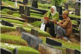 Ia akan datang sebagai penerang di alam kubur sekaligus penghalang dari api neraka. Amalan Sederhana Yang Selamatkan Muslim Dari Siksa Kubur Republika Online