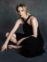 Jennifer Lawrence has sexy feet : rCelebrityFeet