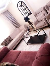 Bu yüzden koltuk takımı da geri rengini kullandıysanız mobilyalarınızı da modern tarzda olanlardan seçmenizde fayda var. Bordo Renk Ile Dekore Edilmis Evlerden 200 Fotograf Ev Gezmesi