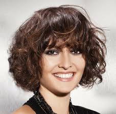 Coupe Mi Courte Avec Frange Pour Les Cheveux Boucles Coupe De Cheveux Idees De Coupe De Cheveux Cheveux De Bobs