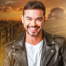 Moço trabalhador esse Sidney hein! Fazendo sua função que foi delegada pelo  novo fazendeiro. #AFazenda #Afazenda16