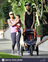 At such a young age. Us Amerikanischer Rapper Wiz Khalifa Nimmt Seiner Frau Und Seinem Sohn Sebastian Auf Einer Wanderung Featuring Runyon Canyon Amber Rose Wiz Khalifa Wo Los Angeles California Vereinigte Staaten Von Amerika Bei 28 Januar