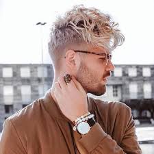 Also, schmeißt das glätteisen in die ecke und zeigt eure locken, sogar mit diesen haarschnitten und frisuren für lockiges haar habt ihr dabei alle trendfrisuren 2015 sun kissed hair, rosa haare, coole langhaarfrisuren, long bobs,. Frisuren Manner Undercut Locken Blond Gebleichtes Haar Manner Frisuren Styling Kurzes Haar
